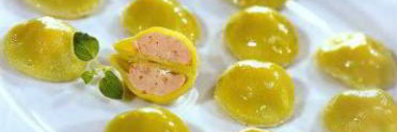 Зеленые пельмени с лососем