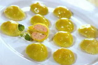 Зеленые пельмени с лососем