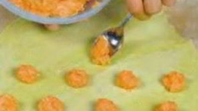 зеленые пельмени с лососем