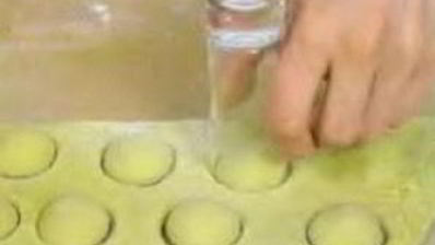 зеленые пельмени с лососем