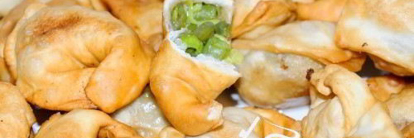 Жареные пельмени с фасолью и пореем