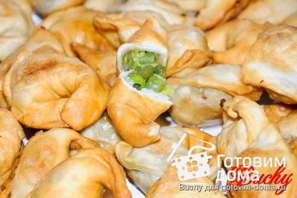 Жареные пельмени с фасолью и пореем