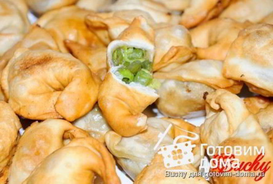 Жареные пельмени с фасолью и пореем