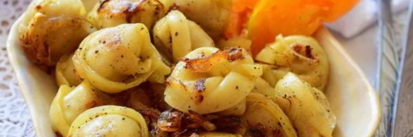 Жареные пельмени с луком