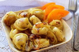 Жареные пельмени с луком