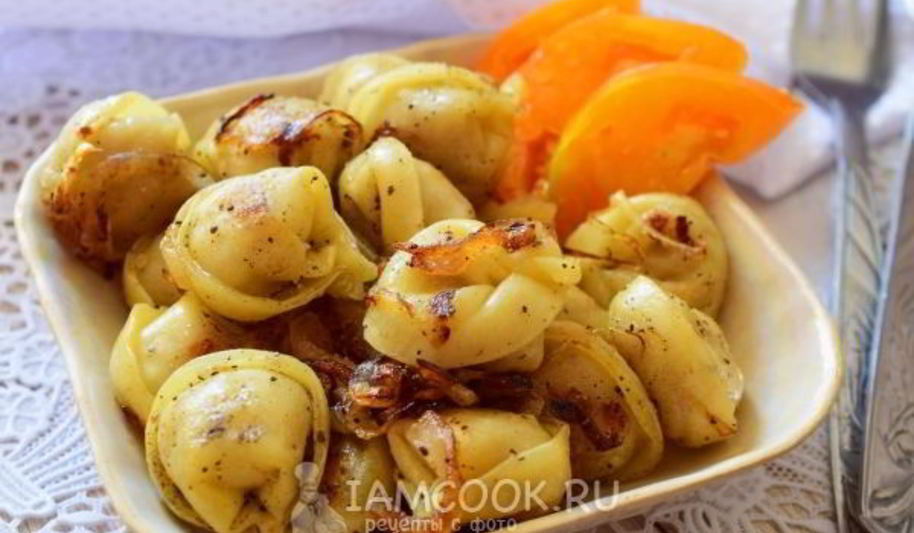 Рецепт жареных пельменей с луком