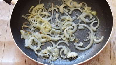 жареные пельмени с луком