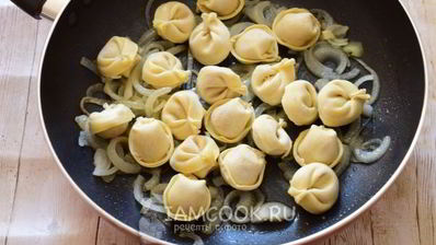жареные пельмени с луком