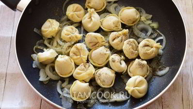 жареные пельмени с луком