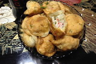 Жареные пельмени с рисом и крабовыми палочками