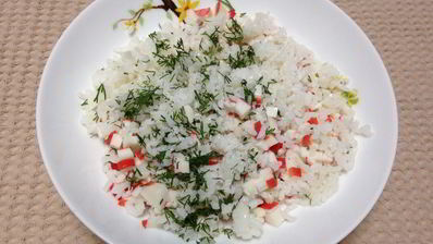 жареные пельмени с рисом и крабовыми палочками