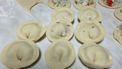 жареные пельмени с рисом и крабовыми палочками