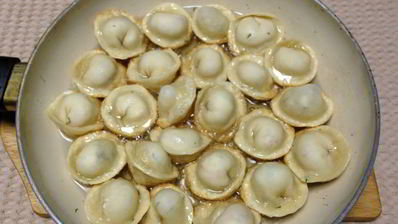 жареные пельмени с рисом и крабовыми палочками