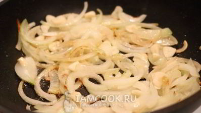 жареные пельмени с яйцом