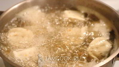 жареные пельмени с яйцом