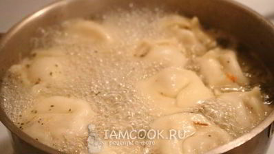 жареные пельмени с яйцом