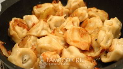 жареные пельмени с яйцом