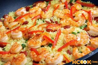 Паэлья с креветками и чоризо