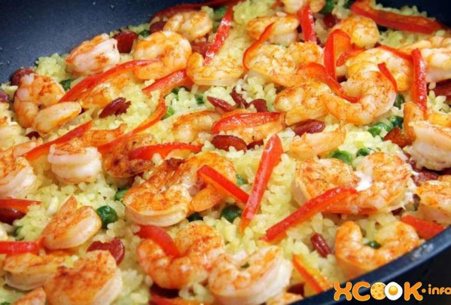 Паэлья с креветками и чоризо