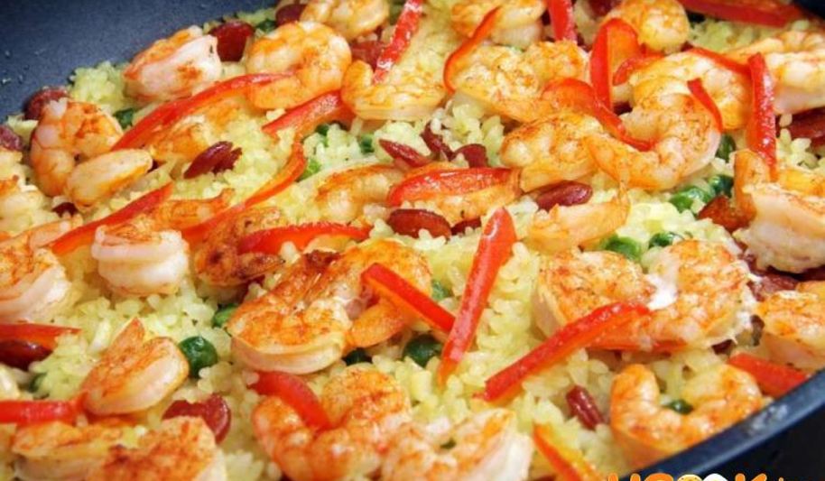 Рецепт паэльи с креветками и чоризо
