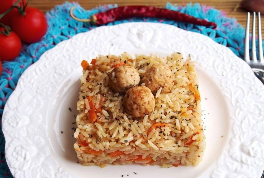 Плов с фрикадельками в духовке