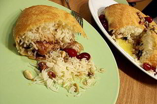 Плов с курицей и сухофруктами в тесте