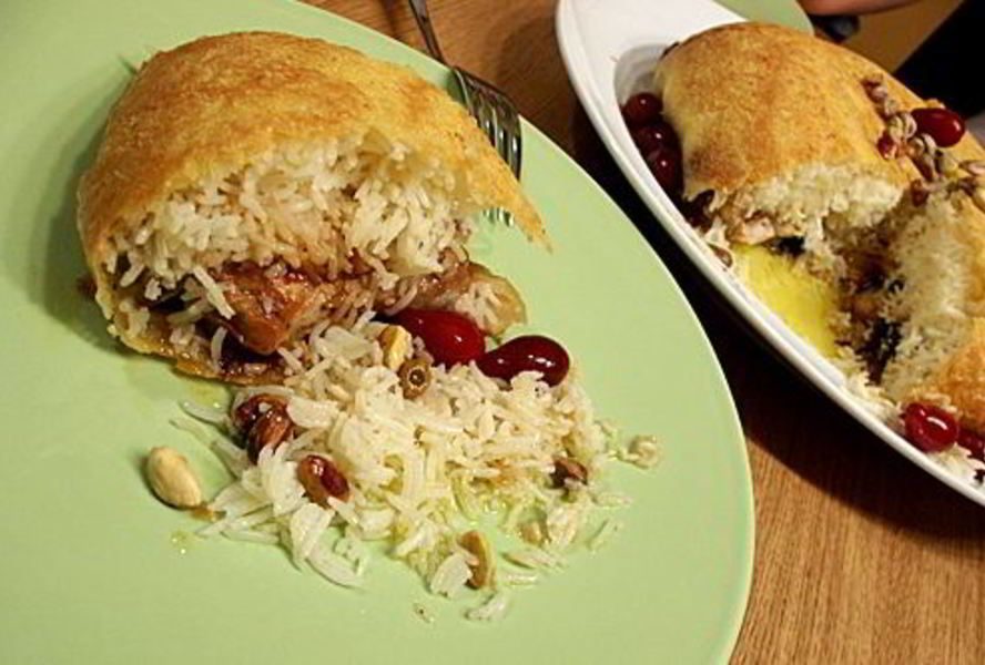 Плов с курицей и сухофруктами в тесте