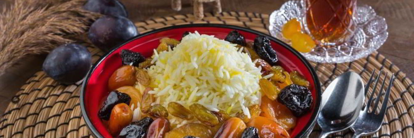 Сладкий плов с сушеными абрикосами, изюмом, корицей и сахарной пудрой Ширин