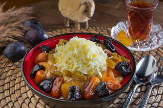 Сладкий плов с сушеными абрикосами, изюмом, корицей и сахарной пудрой Ширин