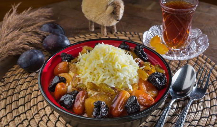 Рецепт сладкого плова с сушеными абрикосами, изюмом, корицей и сахарной пудрой ширин