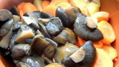 грибное рагу в горшочках