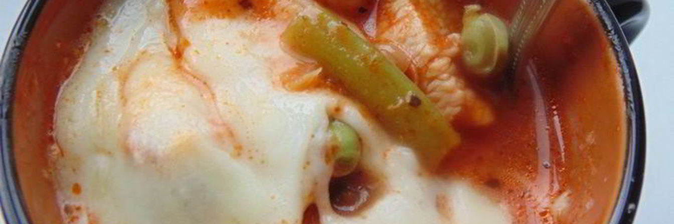 Куриное рагу с зелеными овощами и сырной крышечкой