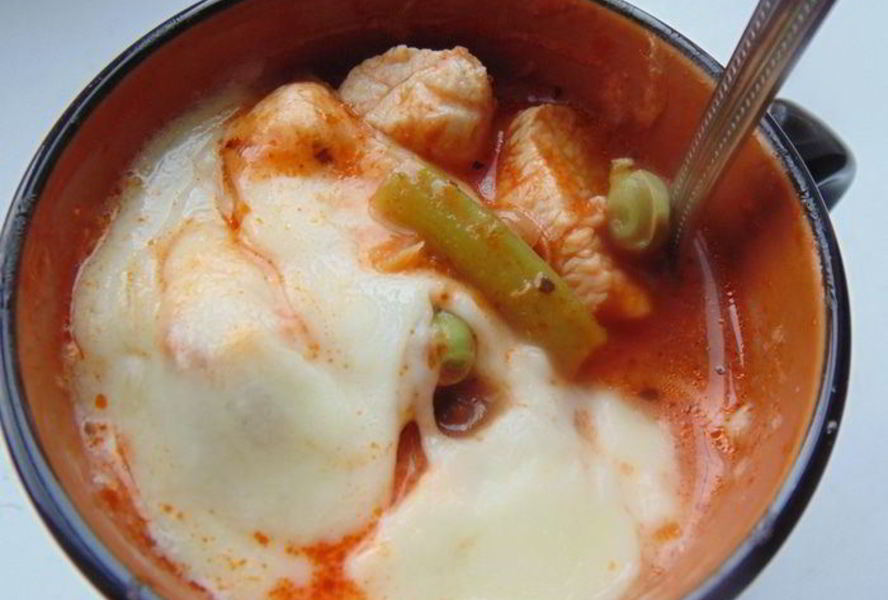 Куриное рагу с зелеными овощами и сырной крышечкой