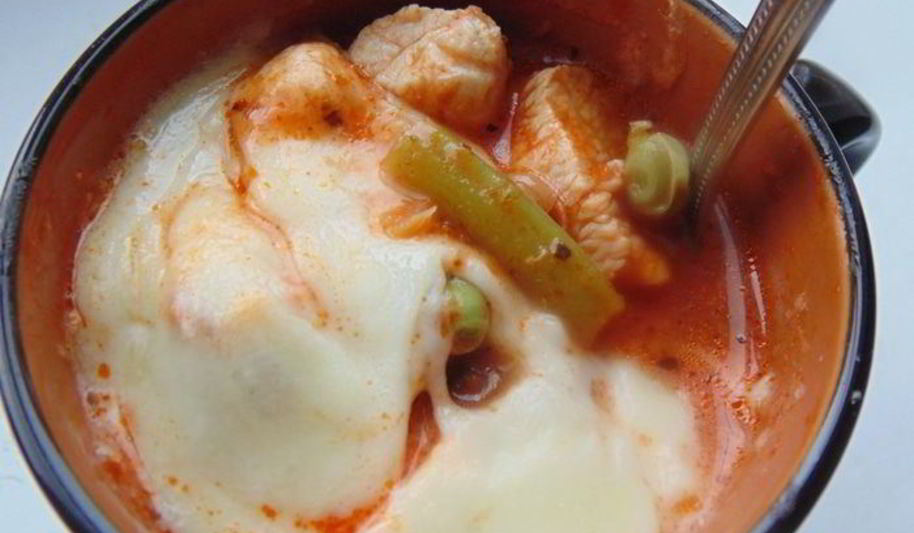 Рецепт куриного рагу с зелеными овощами и сырной крышечкой
