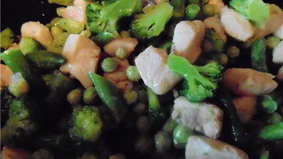 куриное рагу с зелеными овощами и сырной крышечкой