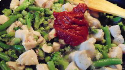 куриное рагу с зелеными овощами и сырной крышечкой