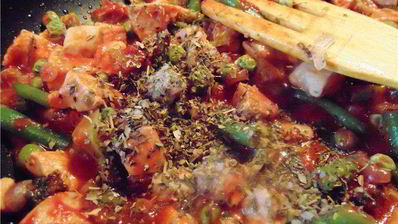 куриное рагу с зелеными овощами и сырной крышечкой