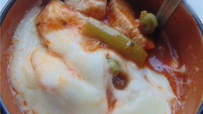 куриное рагу с зелеными овощами и сырной крышечкой