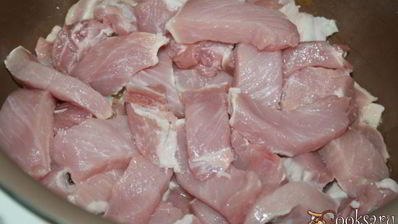 осеннее рагу с картофелем, свининой и кинзой в мультиварке