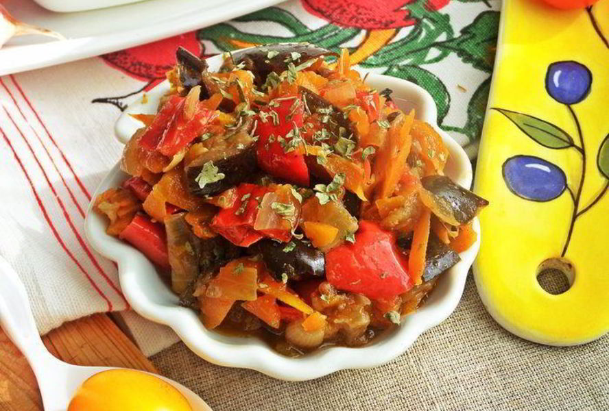 Овощное рагу на основе запеченных баклажанов и перцев