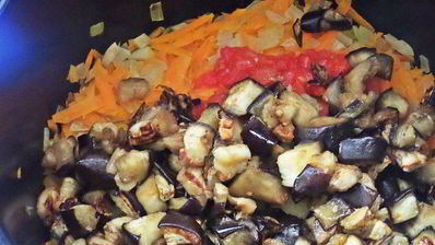 овощное рагу на основе запеченных баклажанов и перцев