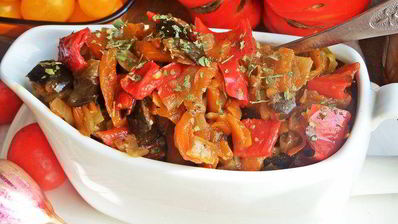 овощное рагу на основе запеченных баклажанов и перцев