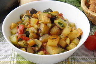 Овощное рагу с кабачками, баклажанами и картофелем
