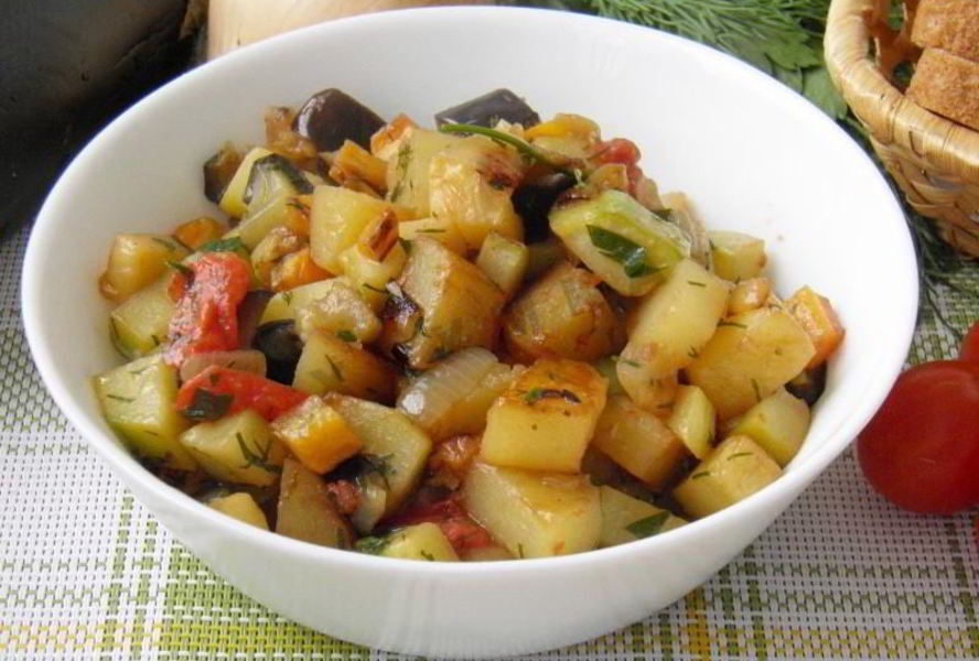 Овощное рагу с кабачками, баклажанами и картофелем