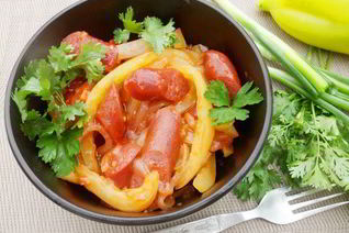 Овощное рагу с острыми колбасками