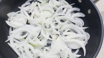 овощное рагу с острыми колбасками