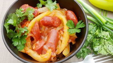 овощное рагу с острыми колбасками