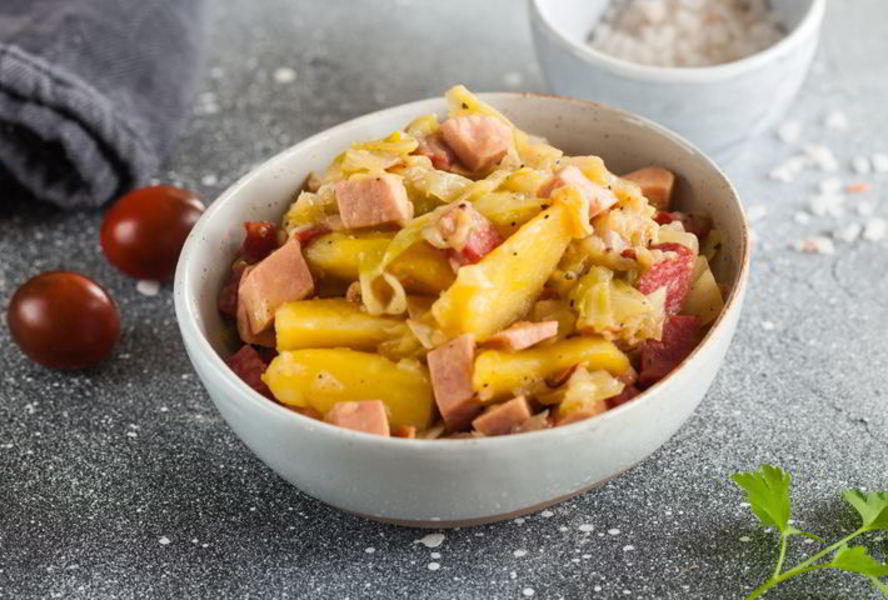 Рагу из капусты с картофелем и мясными остатками