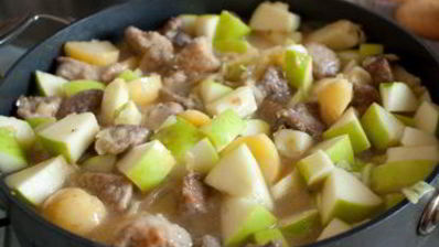 рагу из свинины с яблоками