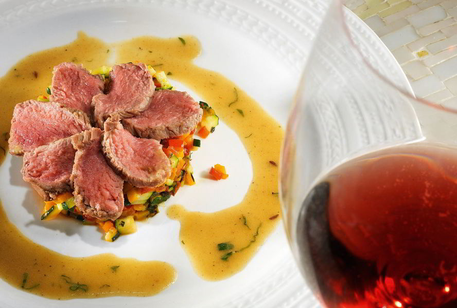 Тьян из баранины с овощным рагу и мятным соусом